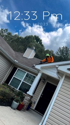 Gutter Cleaning 2023 - This beautiful family moved into this house and immediately noticed the gutters were clogged. They called us to handle the job.