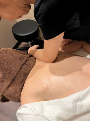 Hawaiian Lomilomi massages - "Our owner and therapist, Masami, studied Hawaiian Lomi Lomi Massage over a decade ago on the Big Island of Hawaii at Aunt Margaret's Hawaiian Beach House School, a legendary institution. During that time, she immersed herself in the essence of Hawaii and the rich history of Lomi Lomi. Her aspiration is to pass down her expertise in Lomi Lomi to future generations.

We offer you a moment of healing from the stresses of modern society."