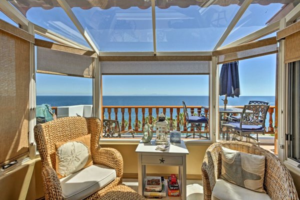 Villa 33 - Pacific Panorama - Enjoy dazzling full-ocean views at this 2-bed, 2-bath luxury villa located in prestigious Hamilton Cove on Catalina Island. The villa offers 6 guests access to the heated on-site pool/spa, gym, beach volleyball and tennis courts. Explore the downtown area, book a snorkeling or zip-lining excursion, and Descanso Beach is just 1 mile away. There are incredible ocean views from not only the master suite but from every level of the villa, and you can even hear the waves from the private beach below!