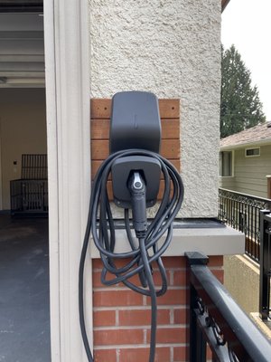 FLO X5 West Vancouver - FLO X5 EV charger outdoor installation.