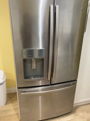 Replacing the icemaker in the refrigerator GE - The icemaker in the freezer stopped working and making ice. I replaced it with a new one. Everything works fine now.