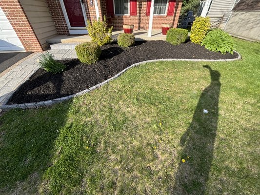 Mulch job! - This is a mulch job we just got done! If you looking to make your mulch beds look nice give us a call! Free estimates!