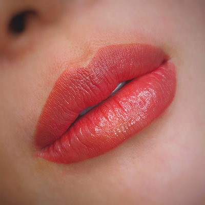 Semi-permanent lip makeup tattoo - Are you currently losing your lip color or tired of lip makeup? You can now have an amazing lip makeup tattoo that is waterproof and pretty!