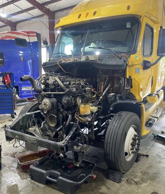 Engine Rebuild - Freightliner with a DD15 getting a rebuild