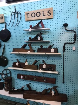 Vintage tools - Discover the beauty of history with our antique tools collection. Immerse yourself in the craftsmanship of yesteryears, explore now.