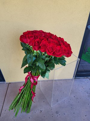 Ocassion arrangements - Luxurious arrangements for any occasion including Birthdays, Anniversaries, Valentine's Day, Mother's day and others.