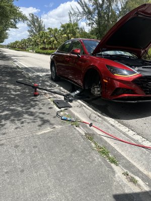 Hyundai Sonata 2022 Tire Replacement - Our mobile service team recently came to the rescue of a 2022 Hyundai Sonata with a flat tire in the middle of the street. We arrived promptly and replaced the tire with a new one in under 30 minutes. The client was impressed by our quick and efficient service, enjoying the convenience and relief of our hassle-free mobile service. And best of all, our prices are cheaper than any dealership! Hyundai Sonata 2022 Tire Replacement - Our mobile service team recently came to the rescue of a 2022 Hyundai Sonata with a flat tire in the middle of the street. We arrived promptly and replaced the tire with a new one in under 30 minutes. The client was impressed by our quick and efficient service, enjoying the convenience and relief of our hassle-free mobile service. And best of all, our prices are cheaper than any dealership!