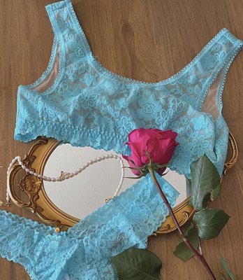 Trendy fashions - Don’t have nothing to wear for the night or day out on the town? Don’t fret, whiles getting your luscious locks styled you can shops for just what you need!