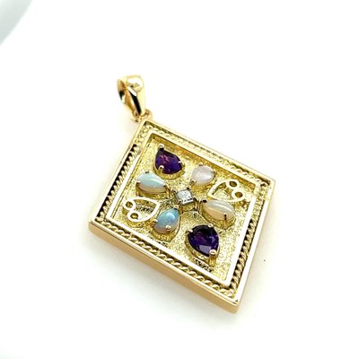 Family Heirloom Pendant - Presenting our exceptional pendant, expertly designed to incorporate the client's precious gems into a cohesive pendant. Crafted from 18K yellow gold, each stone is meticulously set into a custom-made basket, ensuring a flawless fit. It's a unique piece, where craftsmanship and sentiment unite to create a timeless treasure. Family Heirloom Pendant - Presenting our exceptional pendant, expertly designed to incorporate the client's precious gems into a cohesive pendant. Crafted from 18K yellow gold, each stone is meticulously set into a custom-made basket, ensuring a flawless fit. It's a unique piece, where craftsmanship and sentiment unite to create a timeless treasure.