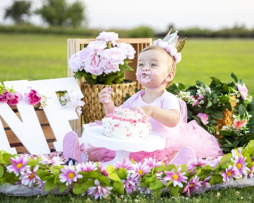 First Birthday Baby Cake Smash Session - Adorable birthday portrait session with this cute little princess who turned 1 year old. Cake smash sessions include props. 
https://peterysidroperez.wixsite.com/mysite/contact