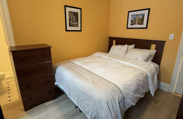 Queen Bed / Full Bath - Sleeps 2
1 Queen bed
1 Bathroom
115ft²
Non-smoking
Mini Fridge
Smart TV
Wireless Internet
Air-conditioned
Hair Dryer (upon request)
