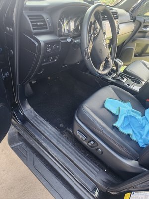 4 runner 2021 - this beautiful four runner had alot of hair in the interior I made it look like new again, our customer was pretty happy with the result 🧽