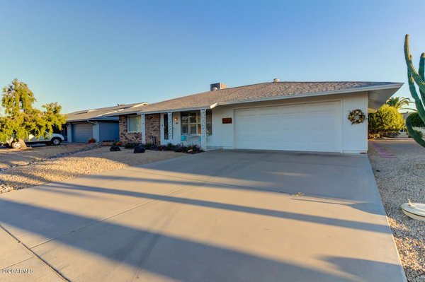SOLD 12323 W Cougar Drive - Well maintained 2 bed/2bath home in Sun City West. This adorable home sits on a HUGE 8,751 SF lot, complete with fruit trees!
Plantation shutters throughout, screened Arizona room and a large laundry room with storage galore!
Freshly Painted interior.