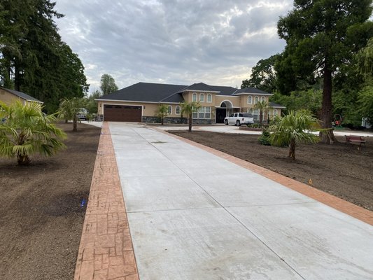 Big beautiful broom drive way with stamped border - On this project, we poured all the broom finish first to later pour that stamp Concrete border with color Big beautiful broom drive way with stamped border - On this project, we poured all the broom finish first to later pour that stamp Concrete border with color