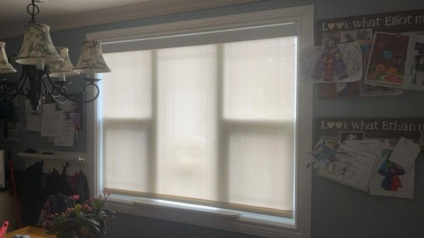 Manual Sunscreen Blinds - Manual Sunscreen blinds installed in a private residence—dining room, kitchen area and living room.

Contact us today to get started!