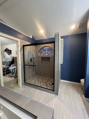 Bathroom remodel - The remodel of an old bathroom involved redesigning the shower and tub with a simple yet elegant design. The tile and paint combination was a harmonious blend of colors, making the tiles stand out. The tub was equipped with a heater and bubbles system. Bathroom remodel - The remodel of an old bathroom involved redesigning the shower and tub with a simple yet elegant design. The tile and paint combination was a harmonious blend of colors, making the tiles stand out. The tub was equipped with a heater and bubbles system.
