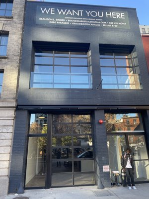 Lafayette - Lower Manhattan Project. Lafayette St
3 Custom black full view garage doors.
2 doors are on the second floor creating a balcony feeling. Lafayette - Lower Manhattan Project. Lafayette St
3 Custom black full view garage doors.
2 doors are on the second floor creating a balcony feeling.