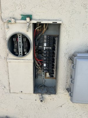 Panel Rebuilt bad internal components. - This panel wasn’t working I was able to replace internals and new circuit breakers and het it working properly.