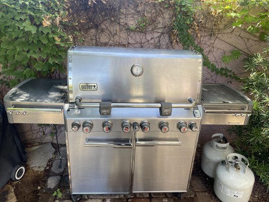 Grill Cleaning - Check out this Weber grill glow-up 👀⬇️
This one came to us with grime-caked floors, trash under the cabinets, and a grill that hadn’t seen a deep clean in who knows how long…