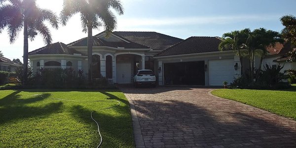 Roof cleaning - We clean your roof with no pressure Non-toxic formula and with a 3 years roof clean warranty! Roof cleaning - We clean your roof with no pressure Non-toxic formula and with a 3 years roof clean warranty!