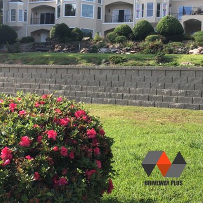 Retaining Wall - A work of aesthetic and extremely functional value, draining the open through the wall and keeping the landscape structure in order, which is valued for the beauty of the juxtaposed blocks.