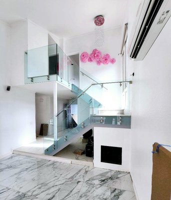 Oahu Frameless Glass Railings - Elevate your interior with the elegance of glass stair railings. Our glass stair railing installation project at Oahu Frameless combines impeccable design with precision installation, resulting in a sophisticated addition to any residential or commercial setting. Our transparent glass panels seamlessly blend into your existing decor, creating a sleek and open ambiance that allows natural light to flow freely Oahu Frameless Glass Railings - Elevate your interior with the elegance of glass stair railings. Our glass stair railing installation project at Oahu Frameless combines impeccable design with precision installation, resulting in a sophisticated addition to any residential or commercial setting. Our transparent glass panels seamlessly blend into your existing decor, creating a sleek and open ambiance that allows natural light to flow freely