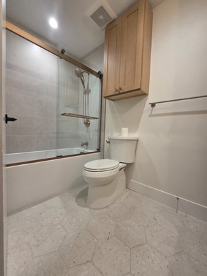 Bathroom remodel - Santa Clara - Complete renovation of a compact, outdated bathroom, focused on creating a cohesive and modern design. The project included full replacement of the bathtub, sink, toilet, and shower, along with updated finishes and fixtures to improve functionality, aesthetics, and overall value. Bathroom remodel - Santa Clara - Complete renovation of a compact, outdated bathroom, focused on creating a cohesive and modern design. The project included full replacement of the bathtub, sink, toilet, and shower, along with updated finishes and fixtures to improve functionality, aesthetics, and overall value.