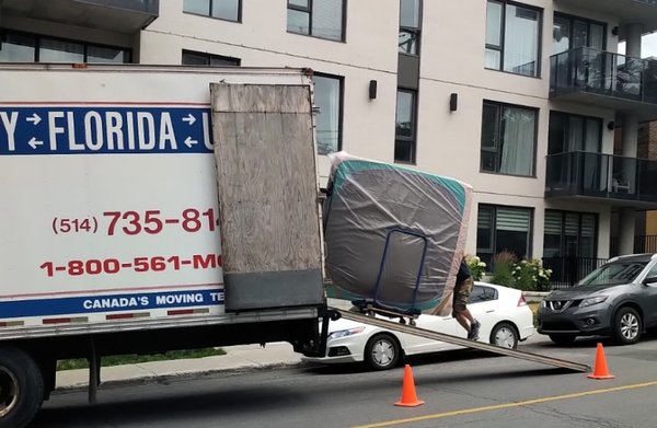 Short & Long Term Storage - Anber Movers offers short and long-term storage services at unbeatable prices. Our facilities are clean and climate-controlled, ensuring that your belongings are safe. Whether you need storage for a day or two between moves, or over several months or years, our affordable solutions will make your life easier. Our movers can pick-up and deliver items for storage from and to your business. We are also affiliated with leading storage companies across the US and Canada, and will be happy to make arrangements for you should you require storage outside of Montreal.
