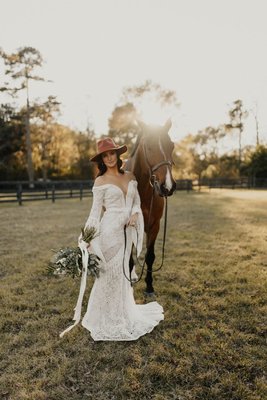 Bohemian Ranchstead Bridal Inspiration - Bohemian is not dead. It is still alive and kicking and its flexibility show that its beauty shines anywhere. This bohemian ranchstead bridal inspiration from Taryn Swicegood is striking and harnesses a sassy bride who embraces those bell sleeves and that figure-hugging Milena's Bridal gown while pairing it with a vintage brimmed hat. She's not afraid to traipse around in the earth and in fact, welcomes the kick-up of the dust beneath her; the marks are memories. Animals are a huge plus and the still of the night still makes beautiful pictures. Photos by @tarynlynnphoto of our magical dress!.
Photography: @tarynlynnphoto | Floral: @ejohnstondesigns | Makeup: @hometownbeautyhtx | Wedding Dress: @milenasbridal | Submitted via @matchology Bohemian Ranchstead Bridal Inspiration - Bohemian is not dead. It is still alive and kicking and its flexibility show that its beauty shines anywhere. This bohemian ranchstead bridal inspiration from Taryn Swicegood is striking and harnesses a sassy bride who embraces those bell sleeves and that figure-hugging Milena's Bridal gown while pairing it with a vintage brimmed hat. She's not afraid to traipse around in the earth and in fact, welcomes the kick-up of the dust beneath her; the marks are memories. Animals are a huge plus and the still of the night still makes beautiful pictures. Photos by @tarynlynnphoto of our magical dress!.
Photography: @tarynlynnphoto | Floral: @ejohnstondesigns | Makeup: @hometownbeautyhtx | Wedding Dress: @milenasbridal | Submitted via @matchology