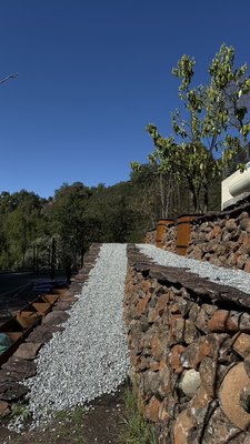 Dry stack retaining wall - Sonoma boulders retaining walls