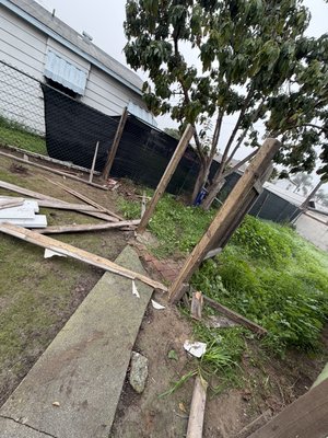 vinyl fence - A 125 ft area of ​​wooden fencing was removed and a new vinyl fence was installed.