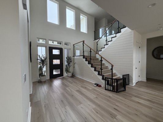 House Clean - Our house cleaning service is designed to leave your home spotless, refreshed, and truly comfortable. We take care of everything from dusting and vacuuming to sanitizing kitchens and bathrooms, paying close attention to every detail. Whether it’s routine maintenance or a deep clean, we ensure your space looks and feels its best