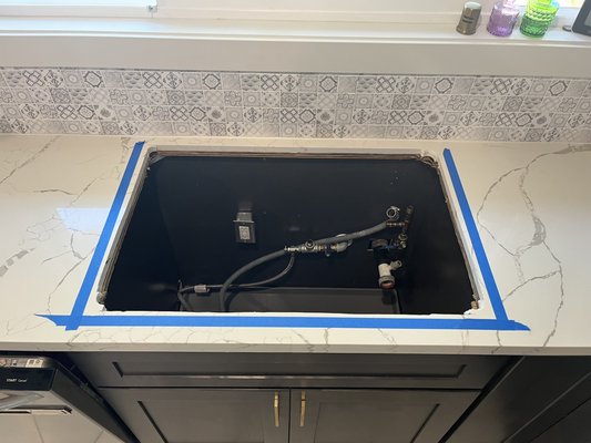 Countertop sink replacement - Kitchen countertop remove old sink, cut countertop, and install new sink. Countertop sink replacement - Kitchen countertop remove old sink, cut countertop, and install new sink.