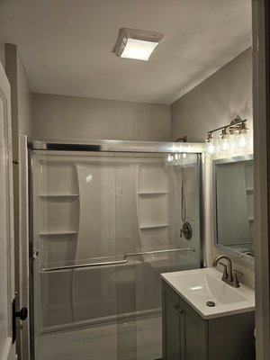 Beautiful small bathroom full remodeling - This remodeling was done in less than two weeks , fast but never compromising the quality of our craftsmanship.