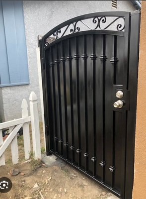iron fencing - We do all kind of iron work, from residential, commercial, stairs, rails, and custom works. iron fencing - We do all kind of iron work, from residential, commercial, stairs, rails, and custom works.