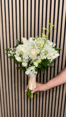 WEDDING - "Deja que tu amor florezca con este ramo de ensueño. Rosas en tonos pastel, ranúnculos delicados y jazmines fragantes se entrelazan en una cascada de romance. Este ramo es ideal para la novia romántica que desea un toque de magia en su boda."