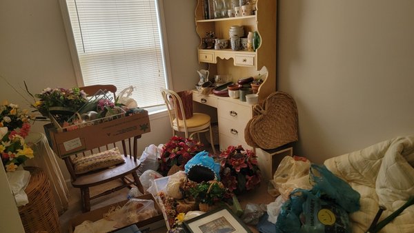 Property/Estate Cleanout (Junk Removal) - This was a property/estate cleanout for a real estate agent.
Real estate agents love calling us to cleanout properties/estates for them so they can have quick turnovers.