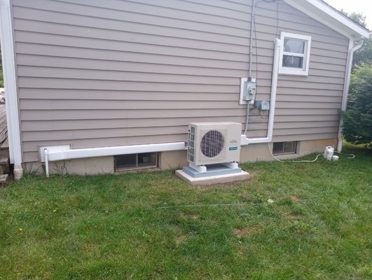 Ductless Mini Split Installation. - New Ductless Mini Split Installation.
Mini Splits are very efficient and "Green" and can cut your electric  bill in half.
There are many types of Mini splits. One outdoor unit can be connected to one indoor room or multiple  rooms. Each room can have its own thermostat and the unit can be set to run continuously or to come on when movement  is detected in the room or during certain  times and days of the week.