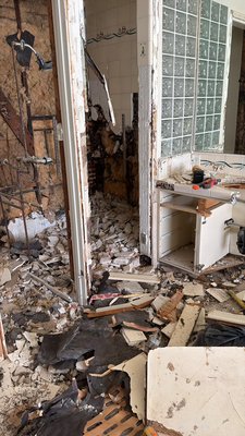 Demolition service and garbage collection - This bathroom was a project where the client decided to change everything because of the conditions in poor condition Demolition service and garbage collection - This bathroom was a project where the client decided to change everything because of the conditions in poor condition