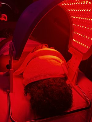 LED light therapy (included in gentle glow facial) - Can we get into this afterglow on my beautiful client! 
•
She came in for a gentle glow facial that includes double cleansing of the skin, enzyme treatment (exfoliation), massage, mask, LED therapy, and the calm down step which includes applying eye cream, serums, moisturizer, and SPF to seal and protect the skin.