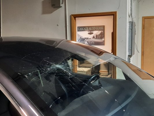 Windhsield Replacement - At Cascade Auto Glass in Bend, certified technicians provide expert windshield replacements using OEM-quality glass. They offer convenient mobile services to your home or office and handle insurance claims directly. All work is backed by a nationwide lifetime warranty on materials and workmanship.