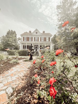1870's Farm Stay - We have 2 adjoining guest rooms + a sunroom in our 1870's historic farmhouse that we rent to one party of guests at a time. So you will be our only guests when staying with us. You can rent both bedrooms or just one, up to you! We also have a mini-farm & guests can come snuggle the animals as often as they wish! We can accommodate up to 5 guests.