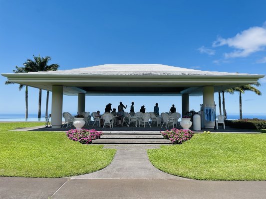Kona Coffee tasting - Enjoy a tasting of 100% Kona coffee harvested from our farm. Relax by the infinity pool, savoring your coffee while taking in the beautiful view. Of course, you can also purchase coffee as a souvenir. In addition to coffee, we offer unique souvenirs such as coffee accessories and honey, available exclusively here. Kona Coffee tasting - Enjoy a tasting of 100% Kona coffee harvested from our farm. Relax by the infinity pool, savoring your coffee while taking in the beautiful view. Of course, you can also purchase coffee as a souvenir. In addition to coffee, we offer unique souvenirs such as coffee accessories and honey, available exclusively here.