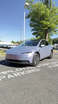 Tesla Model Y Vinyl wrap with Orafol 970RA Matte Amethyst - This Tesla model Y came to our shop to receive a new look with this color flow wrap that we finish in two days and the customer was really happy with the color ￼
