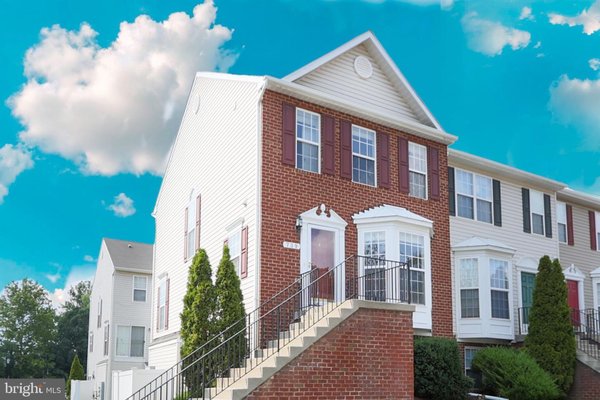 LISTED & SOLD - Bright & Airy END UNIT in Desired Community that is Close 2 EVERYTHING!! BRAND NEW CARPET THRU OUT!! MOVE IN READY!! *Ceramic Backsplash in KT w/42" Cabinets, Breakfast Bar & ALL Appl's! *Master BR w/Walk in Closet & FULL Bathroom w/Ceramic Tile Floors & Jetted Tub w/Ceramic Surround! *Pull Down Attic Space for extra Storage. THIS won't last long so act fast before it's too late!! ***PLEASE NOTE: This is a piggy back Townhouse - Basement is ONLY Laundry Room - No extra Living Space **Must See!!