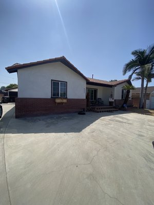 Exterior smooth stucco project and paint project - Here we have a unique project we finished . We apply a skim coat to give a smooth finish to the whole house and garage sections . Once we finished our skim coat . We proceeded with painted the overhang, fascia boards , garage door , metal gates and all doors. Then we moved on with giving our smooth base finish. Whole process took 3 weeks