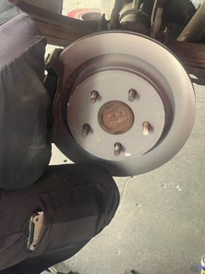 Freno y Rotor - ¿Escuchando ruidos chirriantes o de molienda? Ven por aquí, actualmente estamos ofreciendo inspección de frenos gratuita.