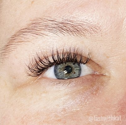 Classic Full Set - Classic Sets- Natural and effortless. Great option for those that wants a more natural and effortless look or new to lash extensions!