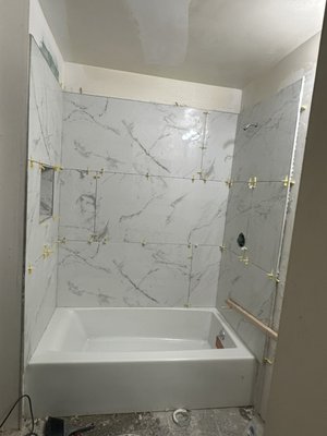 Renovación de baños - Este másters bathroom estaba muy mala condiciones y tuvimos que hacer la demolición todo completo nuevo plomeria de pex bathtub nuevo grifos nuevos instalación de vanity counter top medicine cabinets luces nuevas instalaciones de cerámica y tile