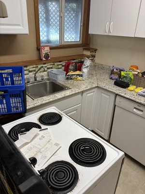 SMALL KITCHEN Remodel at Basement - This was a one Week Job on abasement in Kirkland WA
We successfully change this Small Kitchen, To something better adding a access Panel to a Crawl space, We Change the Floor & Backsplash due to old design, Also There was New Appliances coming up, so we ended up having a Nice Result